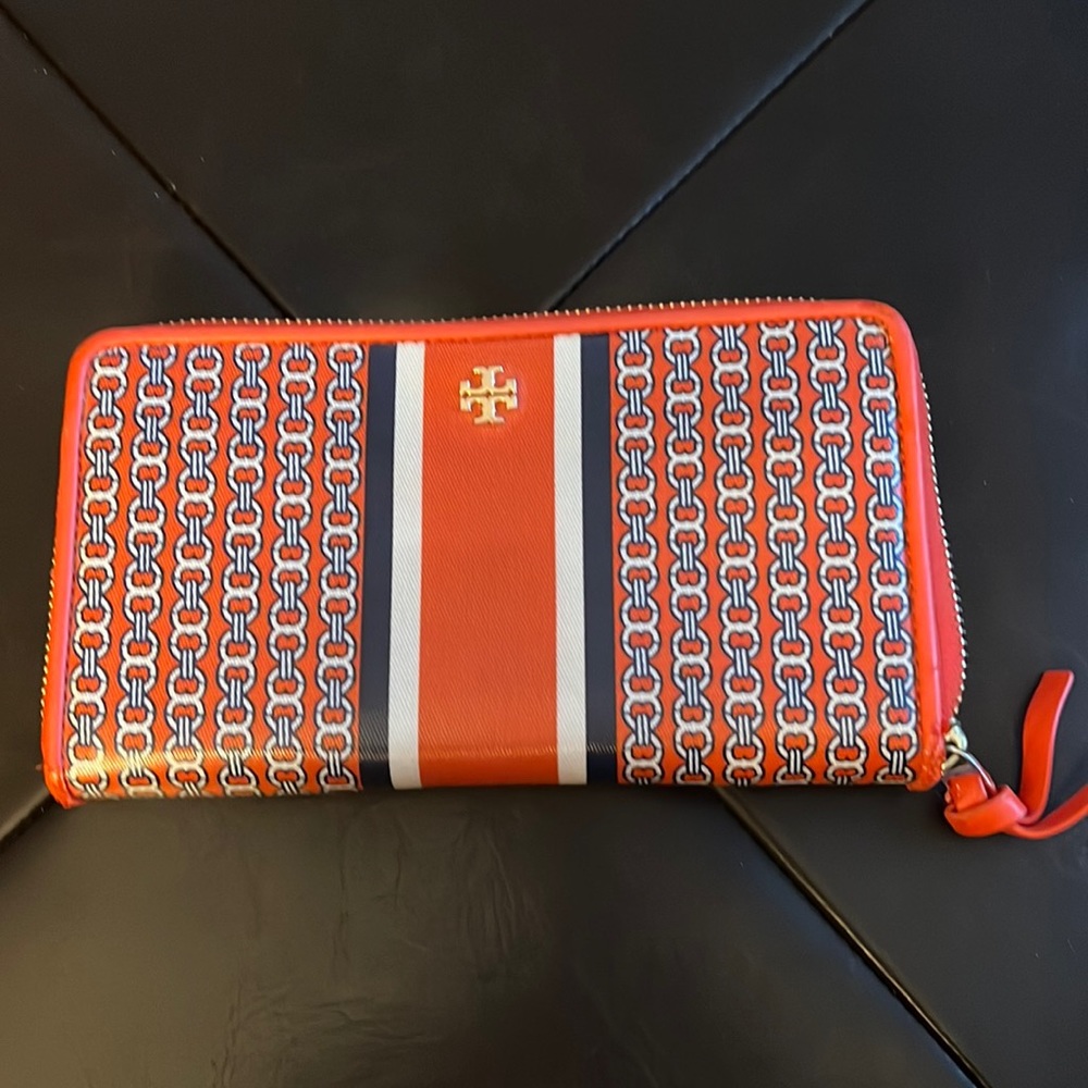 Tory Burch wallet. Good condition with a few nicks on edges as shown by photos.